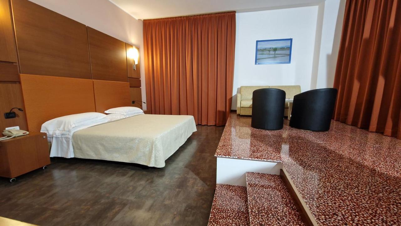 Bella Italia Palace Hotel Новара Экстерьер фото
