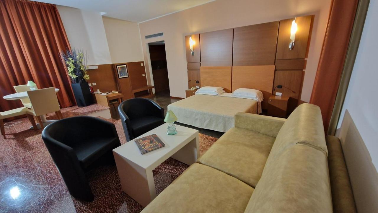 Bella Italia Palace Hotel Новара Экстерьер фото
