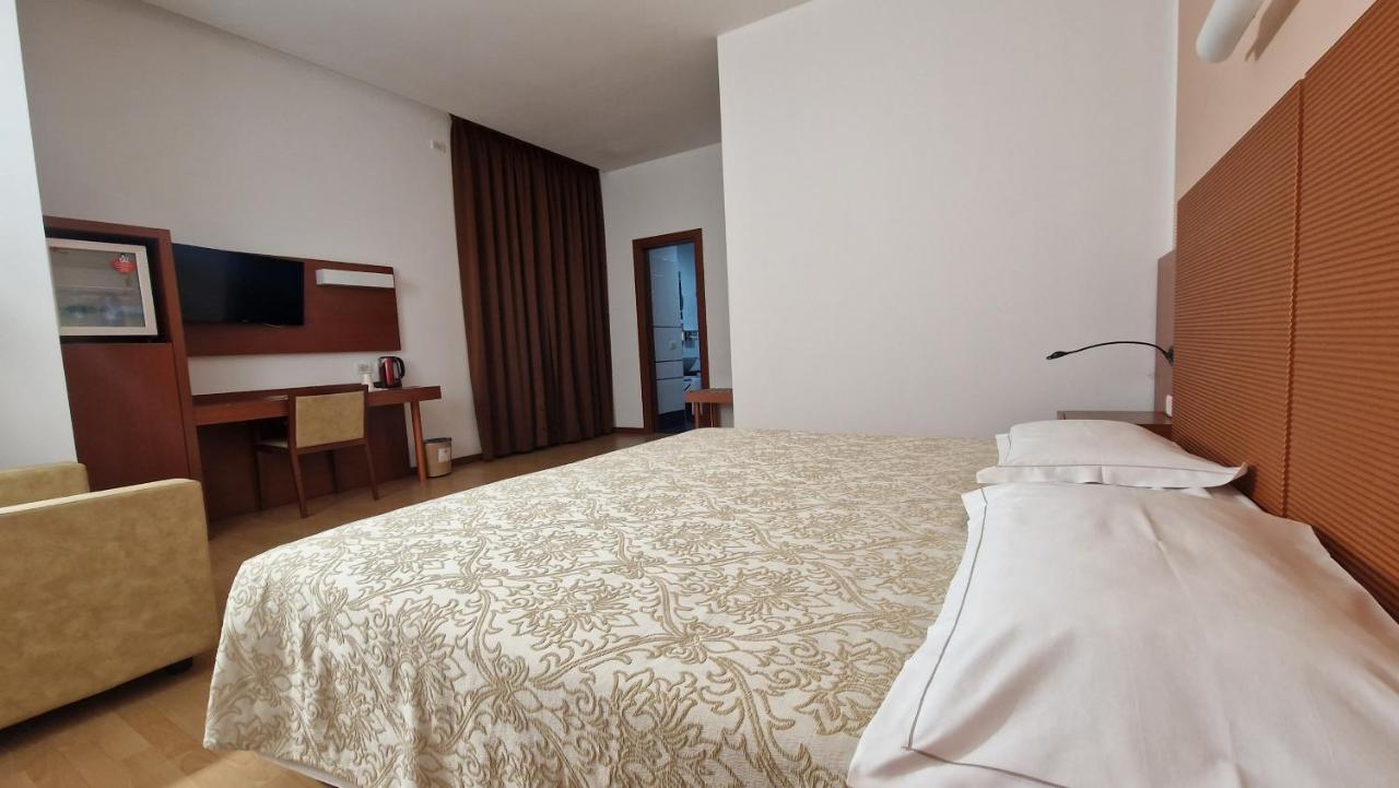 Bella Italia Palace Hotel Новара Экстерьер фото