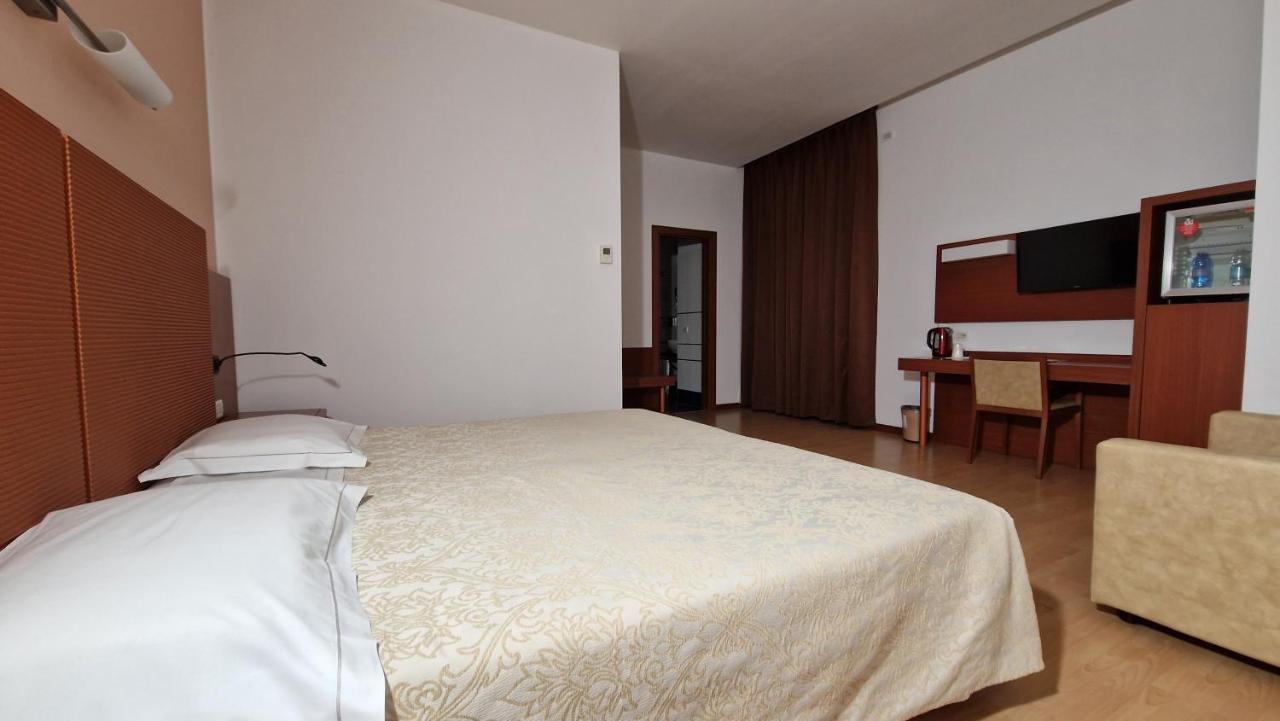 Bella Italia Palace Hotel Новара Экстерьер фото