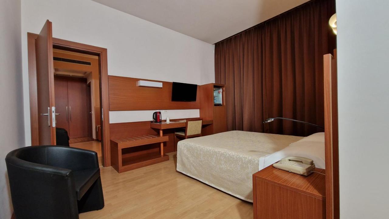 Bella Italia Palace Hotel Новара Экстерьер фото