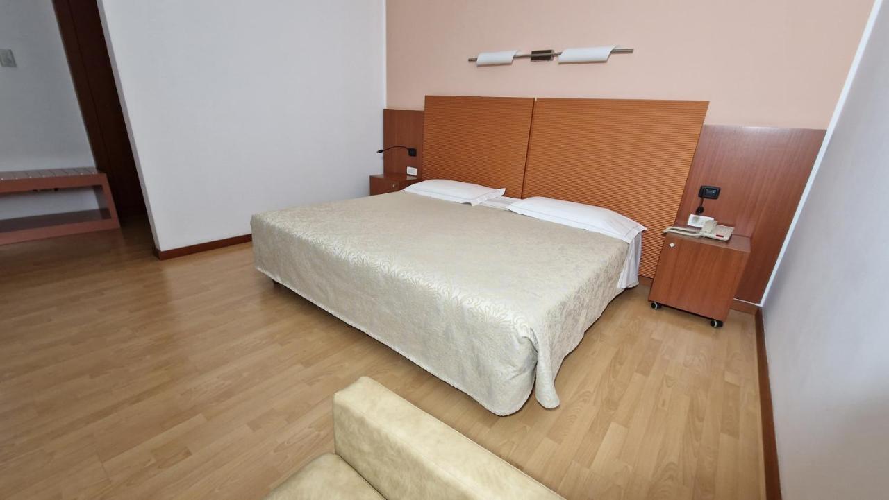 Bella Italia Palace Hotel Новара Экстерьер фото