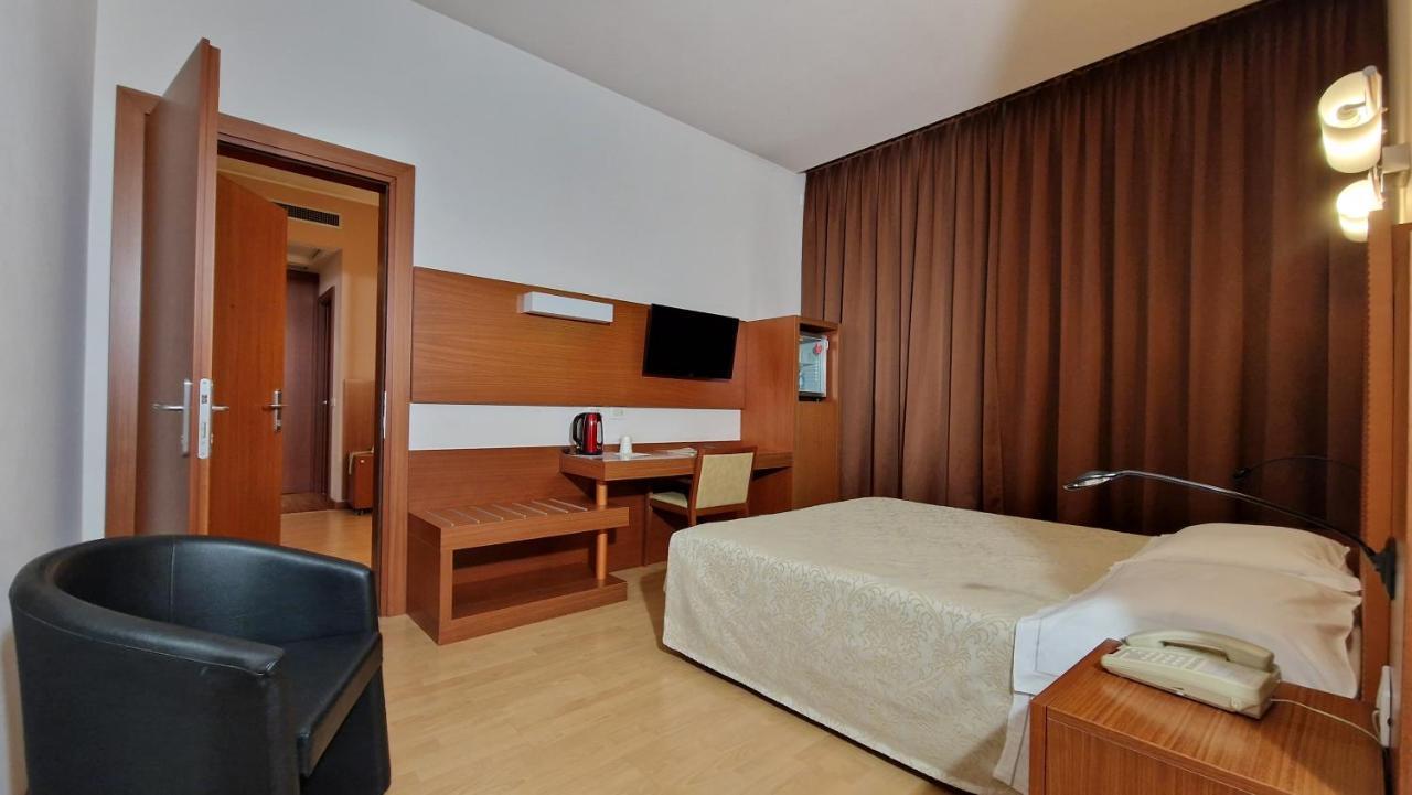 Bella Italia Palace Hotel Новара Экстерьер фото